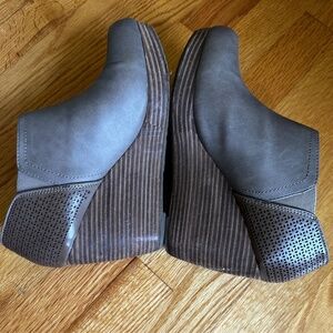 Dr. Scholl's gray/taupe wedge slip on booties 10 Wide